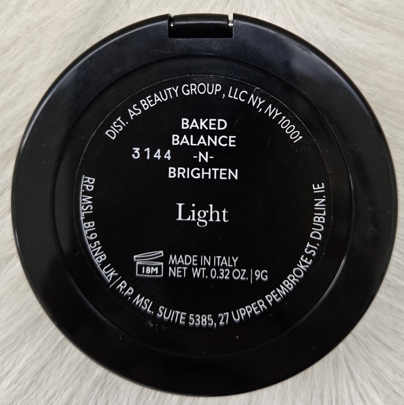LAURA GELLER Baked Balance-n-Brighten Foundation in LIGHT - Picture 3 of 3